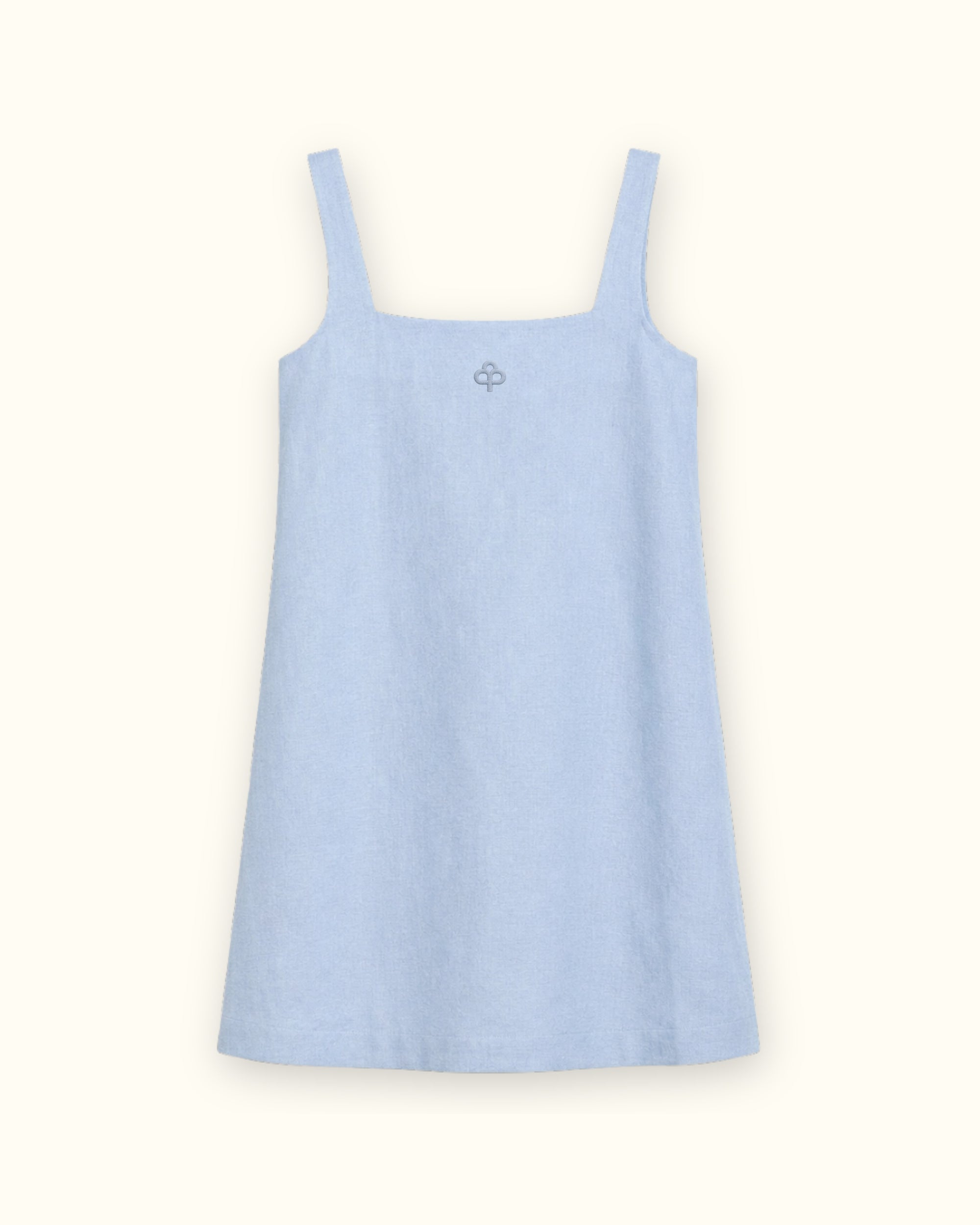 Vestido mini de lino en azul claro, vista frontal, mostrando el escote y la silueta del vestido