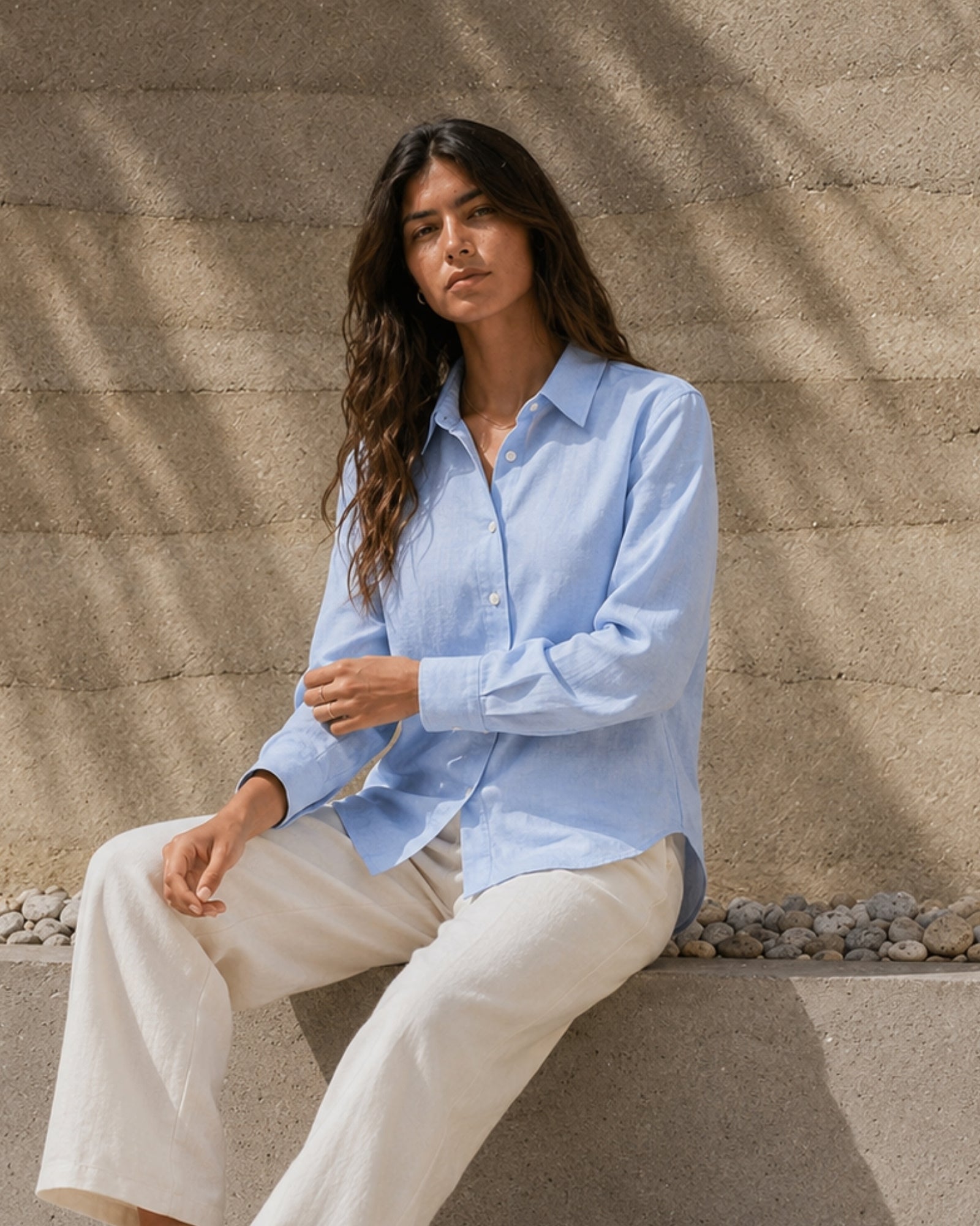 Chemise en lin coupe regular bleu clair, vue lifestyle 1, montrant le col, l’ourlet et la coupe décontractée