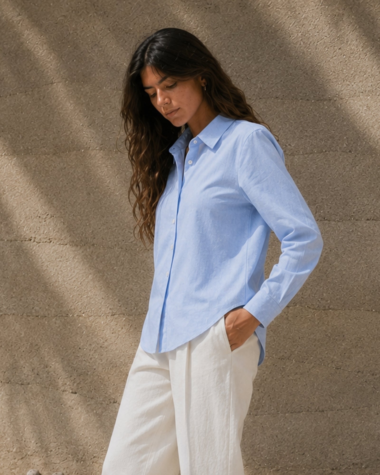Chemise en lin coupe regular bleu clair, vue lifestyle 2, montrant le col, l’ourlet et la coupe décontractée