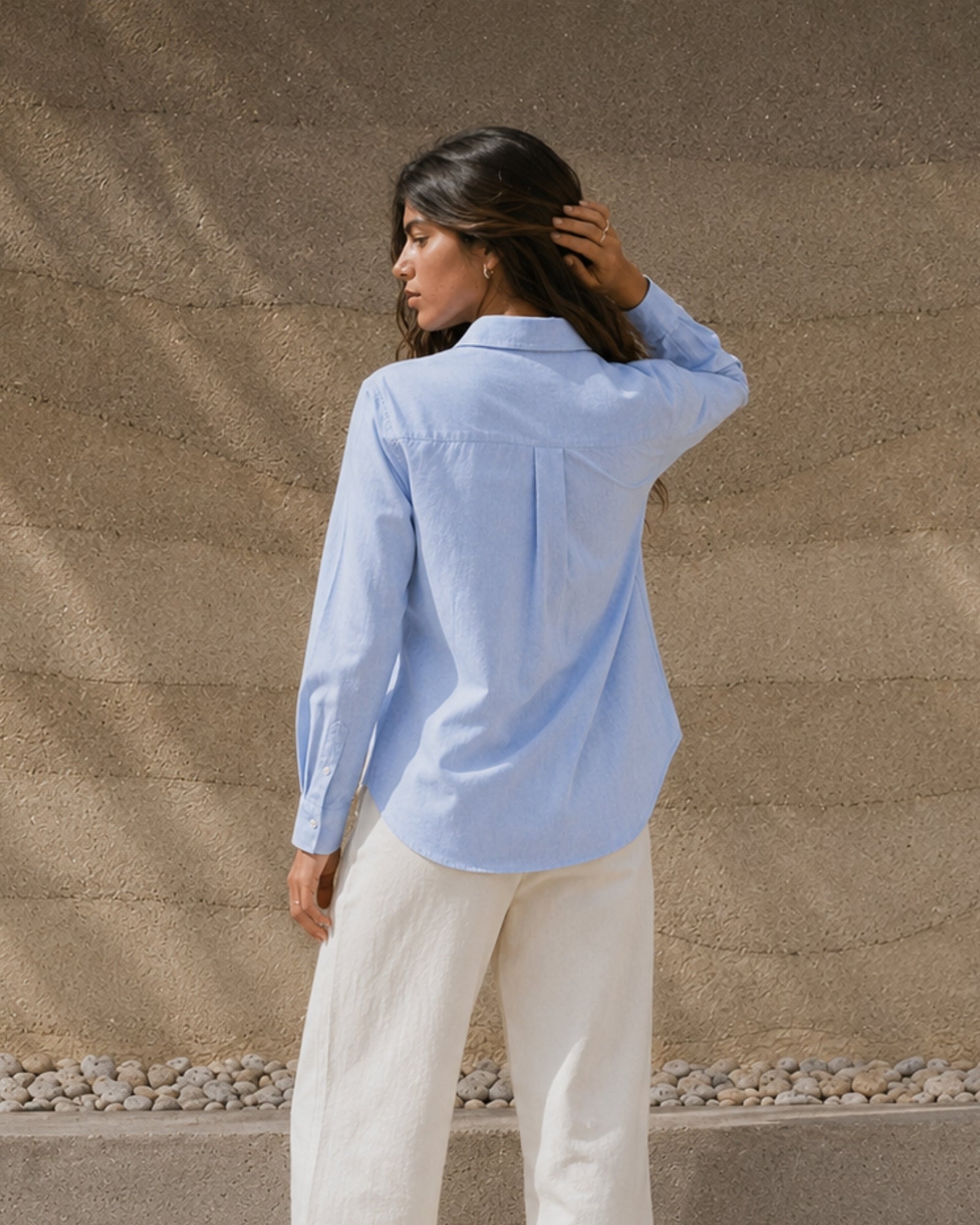 Chemise en lin coupe regular bleu clair, vue lifestyle 4, montrant le col, l’ourlet et la coupe décontractée