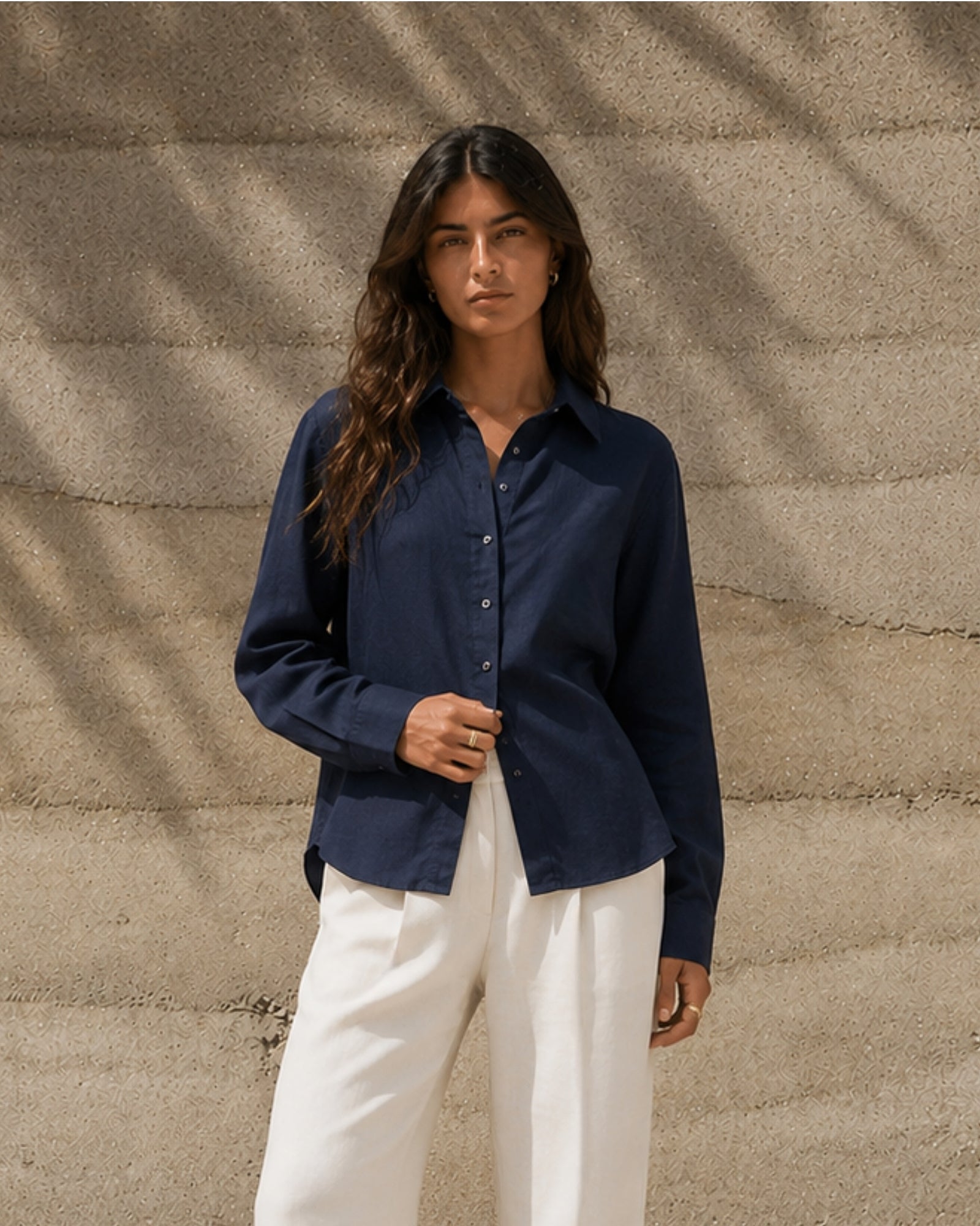 Chemise en lin coupe regular bleu marine, vue lifestyle 1, montrant le col, l’ourlet et la coupe décontractée