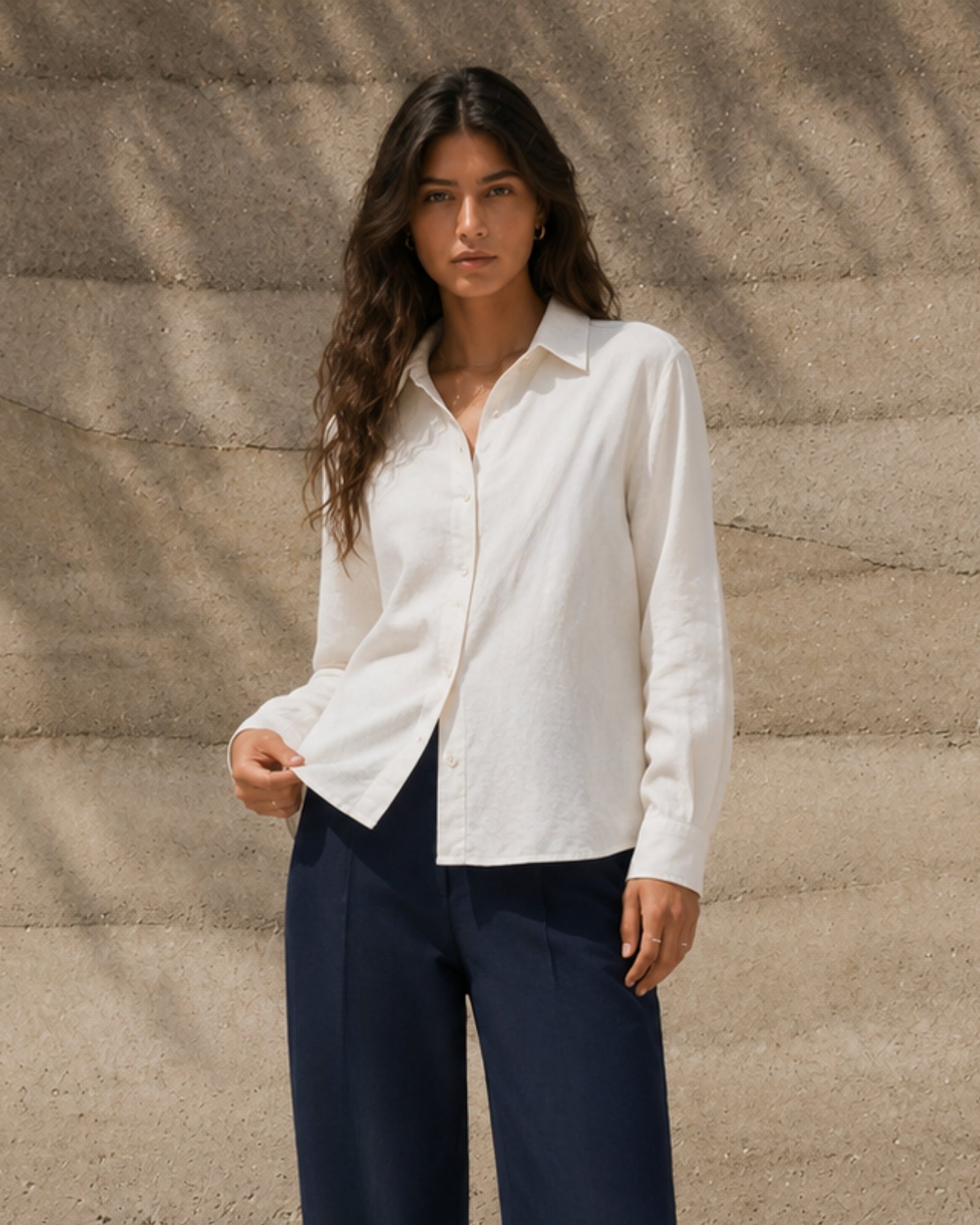 Chemise en lin coupe regular off whitee, vue lifestyle 1, montrant le col, l’ourlet et la coupe décontractée