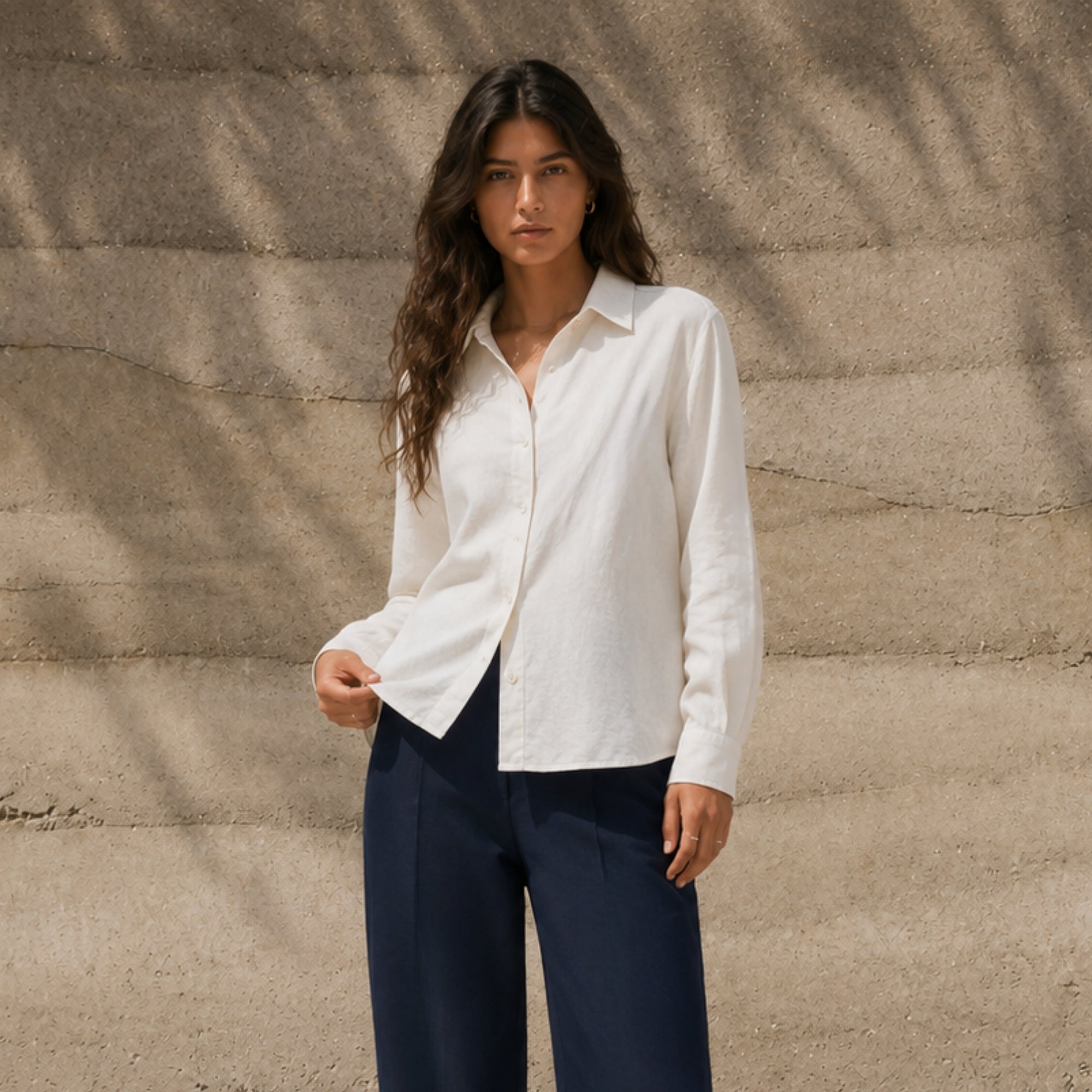 Chemise en lin coupe regular off whitee, vue lifestyle 1, montrant le col, l’ourlet et la coupe décontractée