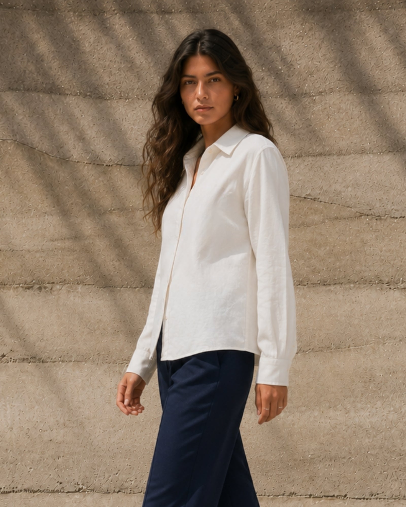 Chemise en lin coupe regular off whitee, vue lifestyle 3, montrant le col, l’ourlet et la coupe décontractée