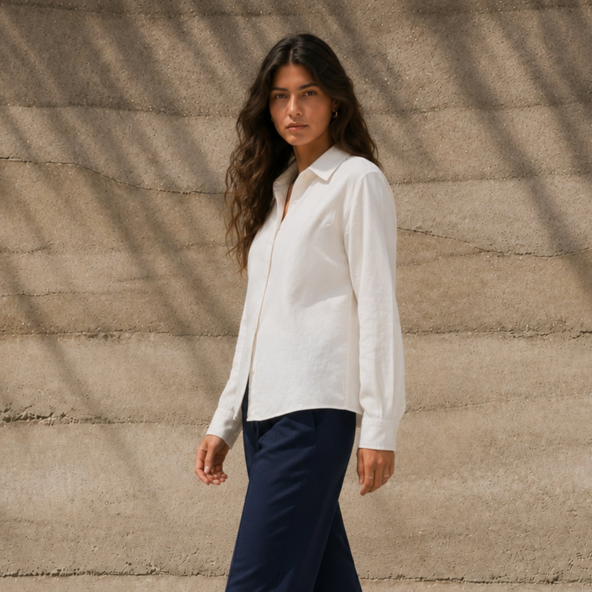 Chemise en lin coupe regular off whitee, vue lifestyle 3, montrant le col, l’ourlet et la coupe décontractée