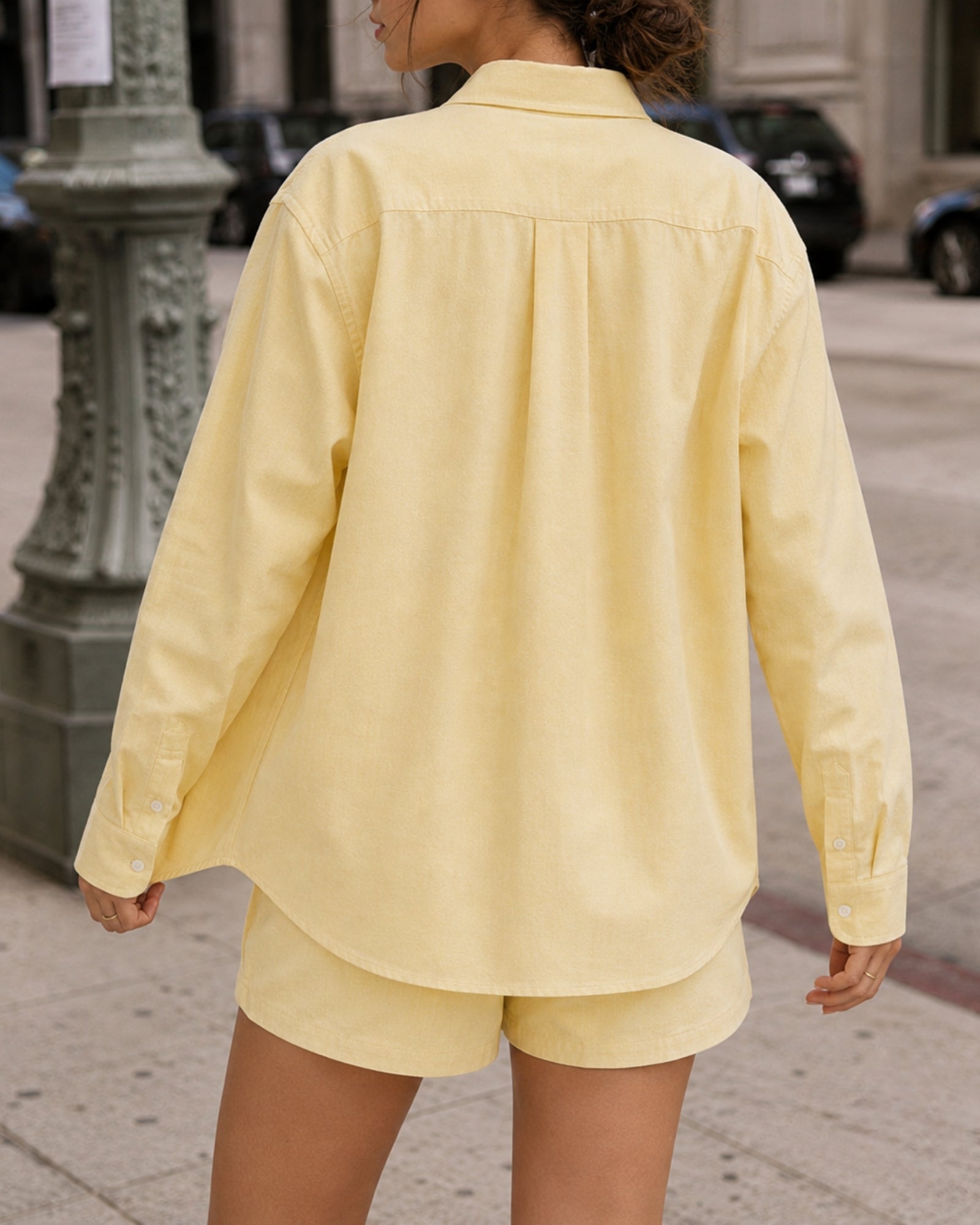 Chemise Oxford coupe medium jaune clair, vue lifestyle 2, montrant le col, l’ourlet et la coupe décontractée