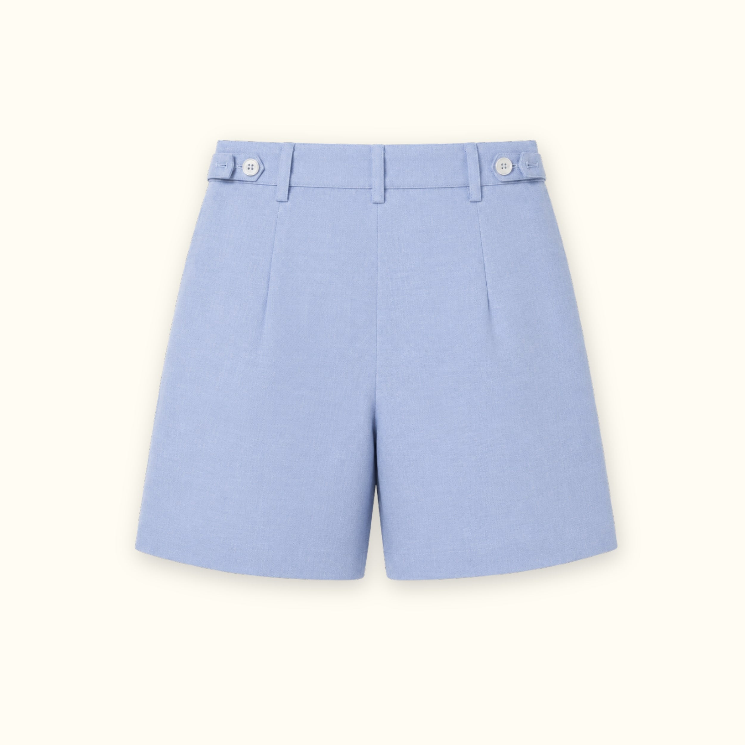 Short de lino en azul claro, vista trasera, mostrando la cintura y la forma de la pernera
