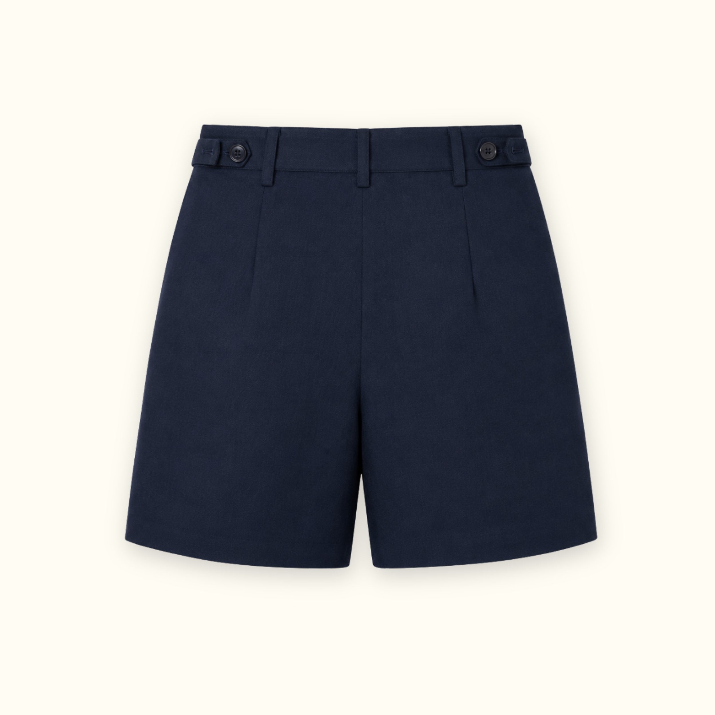 Short de lino en azul marino, vista trasera, mostrando la cintura y la forma de la pernera