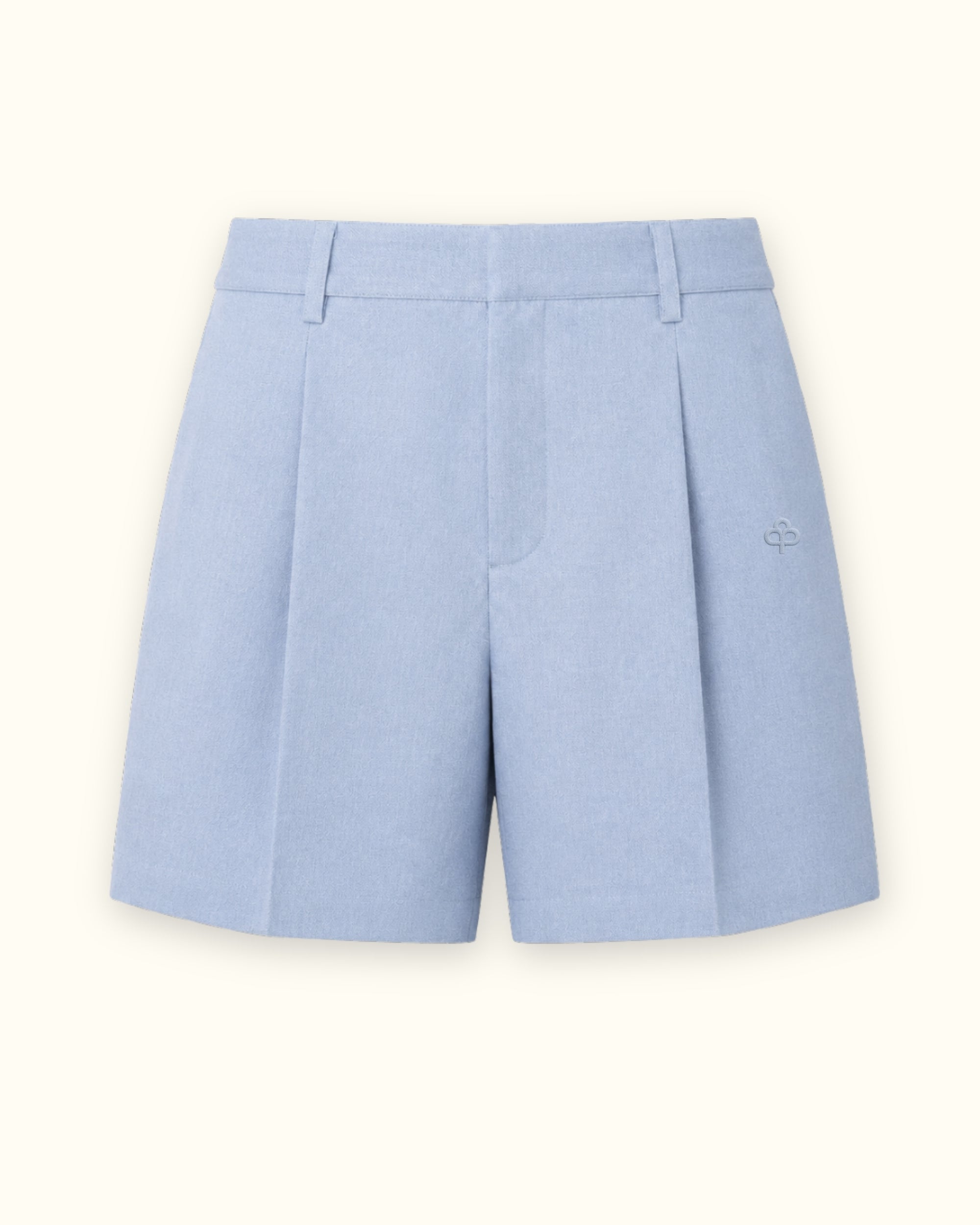 Short en lin ajusté bleu clair, vue de face, montrant la ceinture et la forme de la jambe