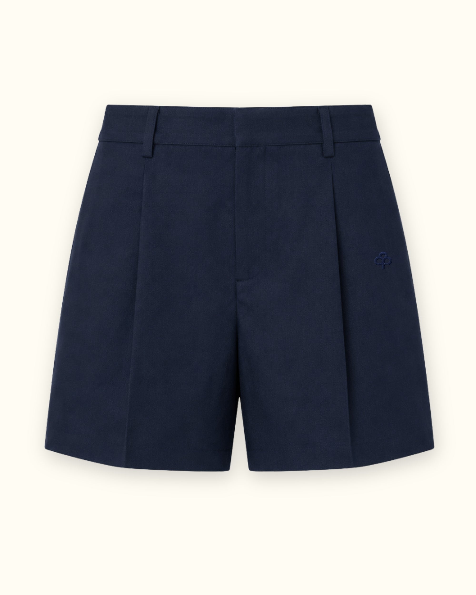 Short en lin ajusté bleu marine, vue de face, montrant la ceinture et la forme de la jambe