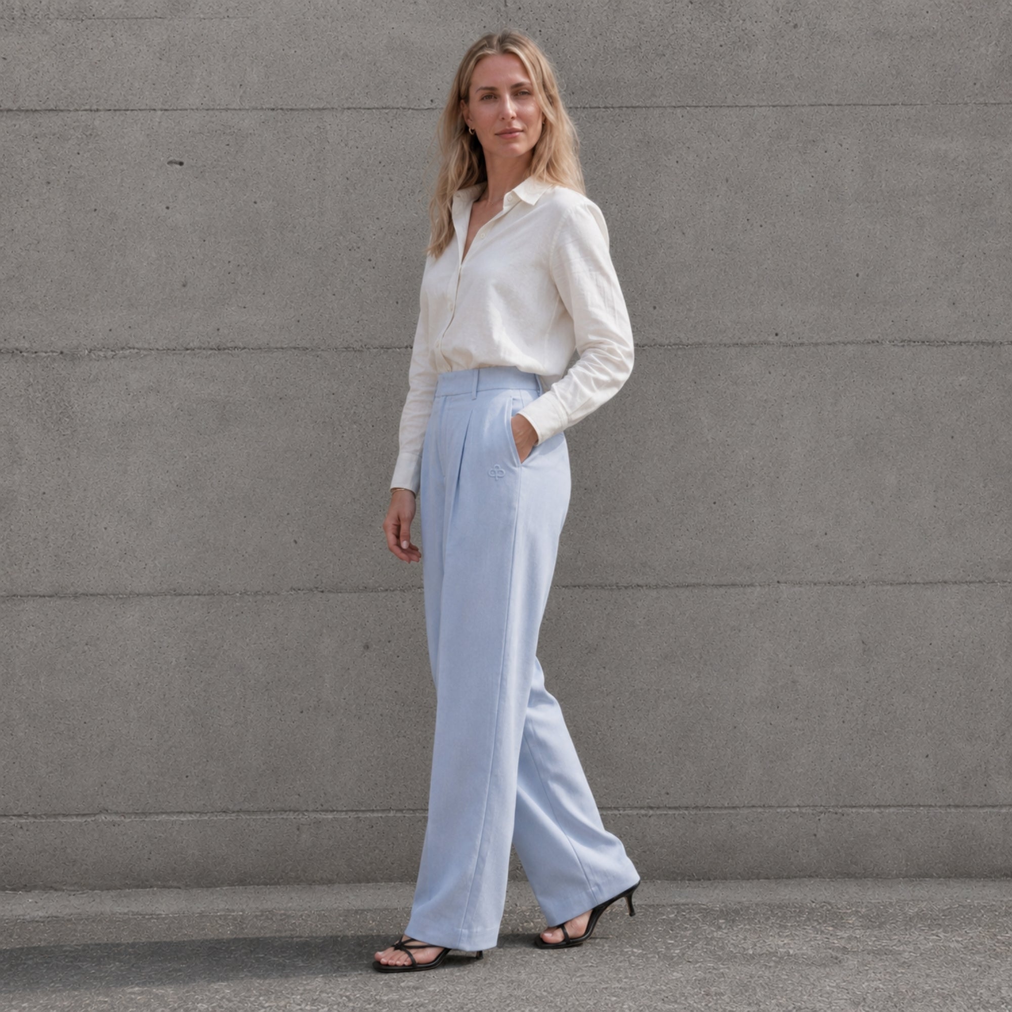 Pantaloni in lino straight leg azzurri, vista lifestyle 2, con pince e linea dellstraight leg