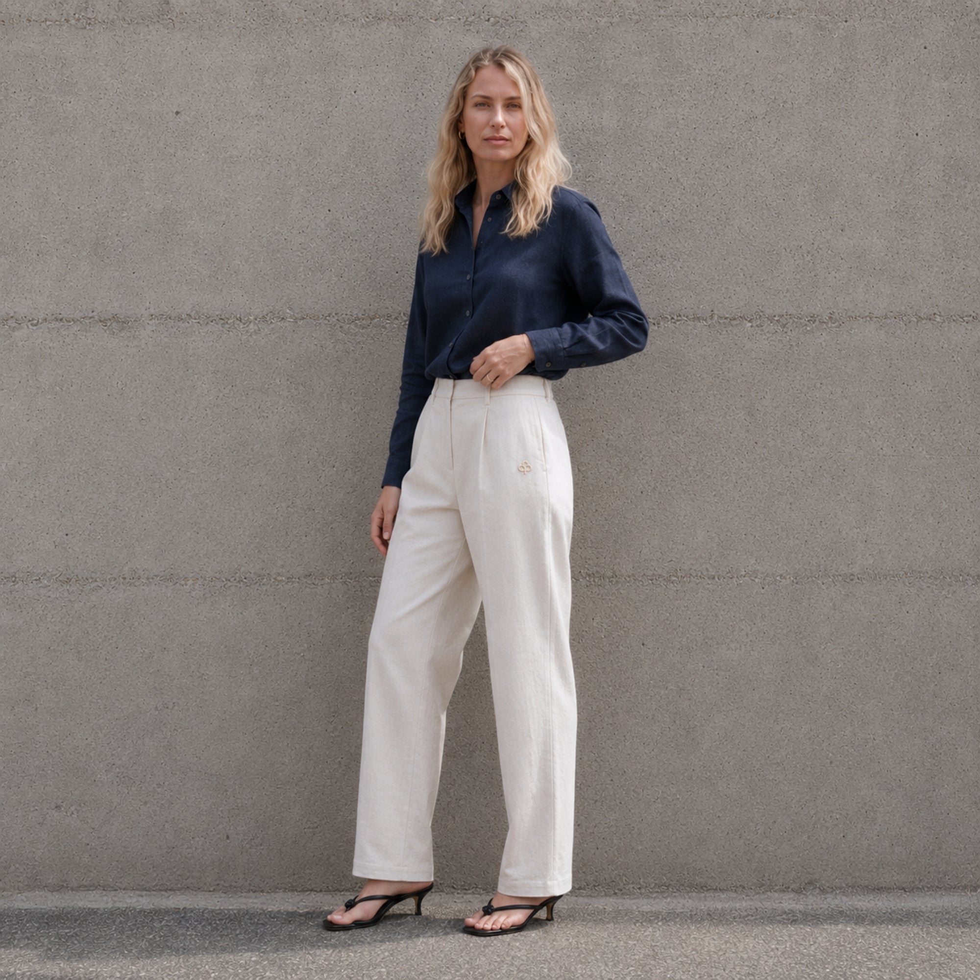 Pantaloni in lino straight leg Off White, vista lifestyle 2, con pince e linea dellstraight leg