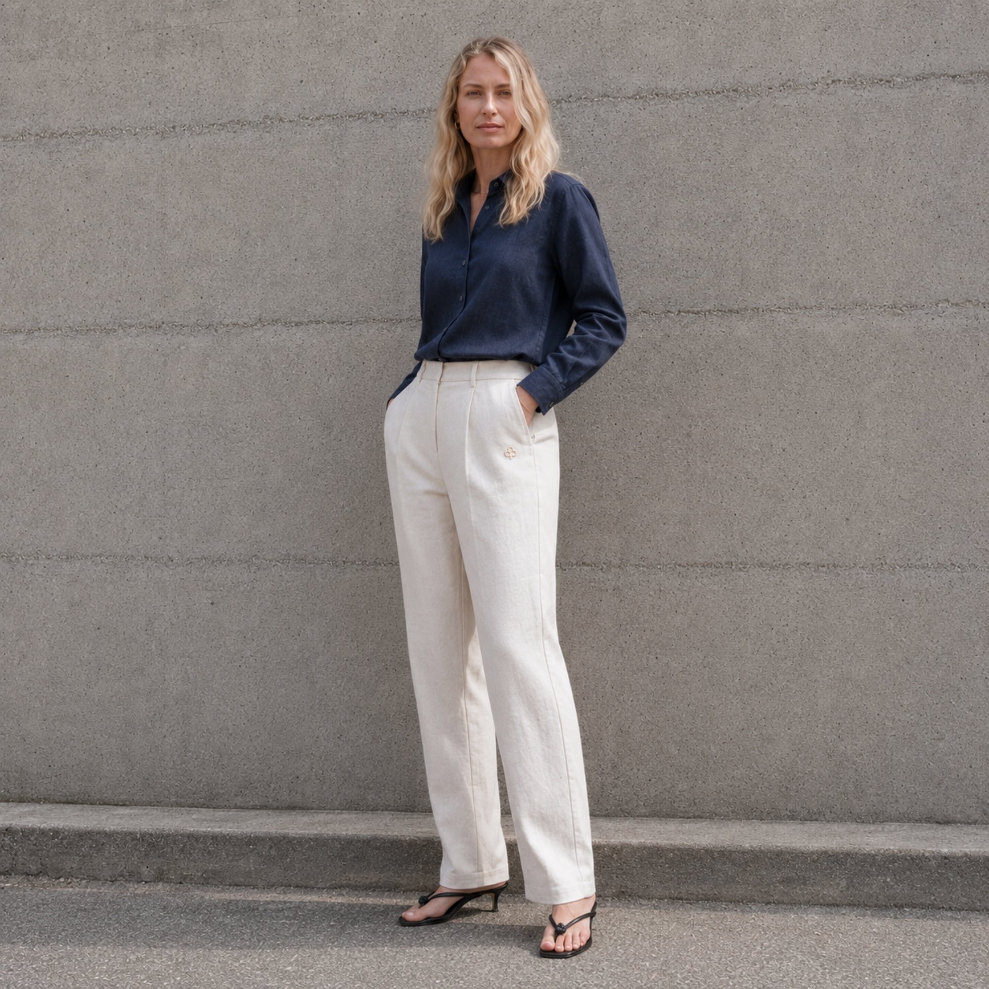 Pantaloni in lino straight leg Off White, vista lifestyle 3, con pince e linea dellstraight leg