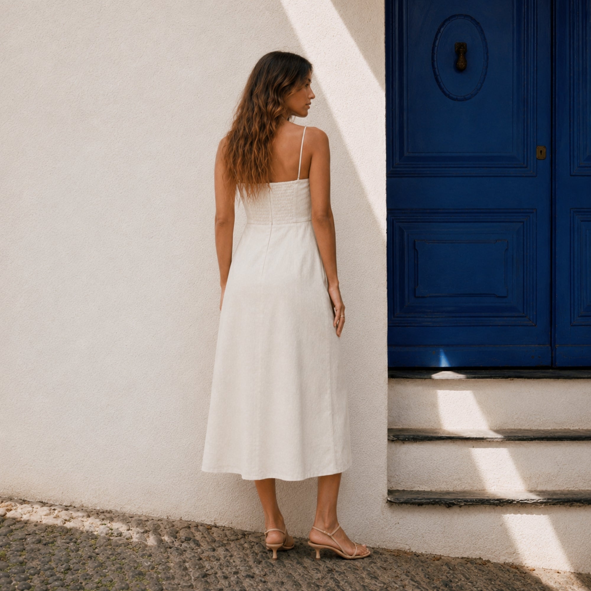 Vestito midi in lino Off White, vista lifestyle 4, con scollo e silhouette del vestito