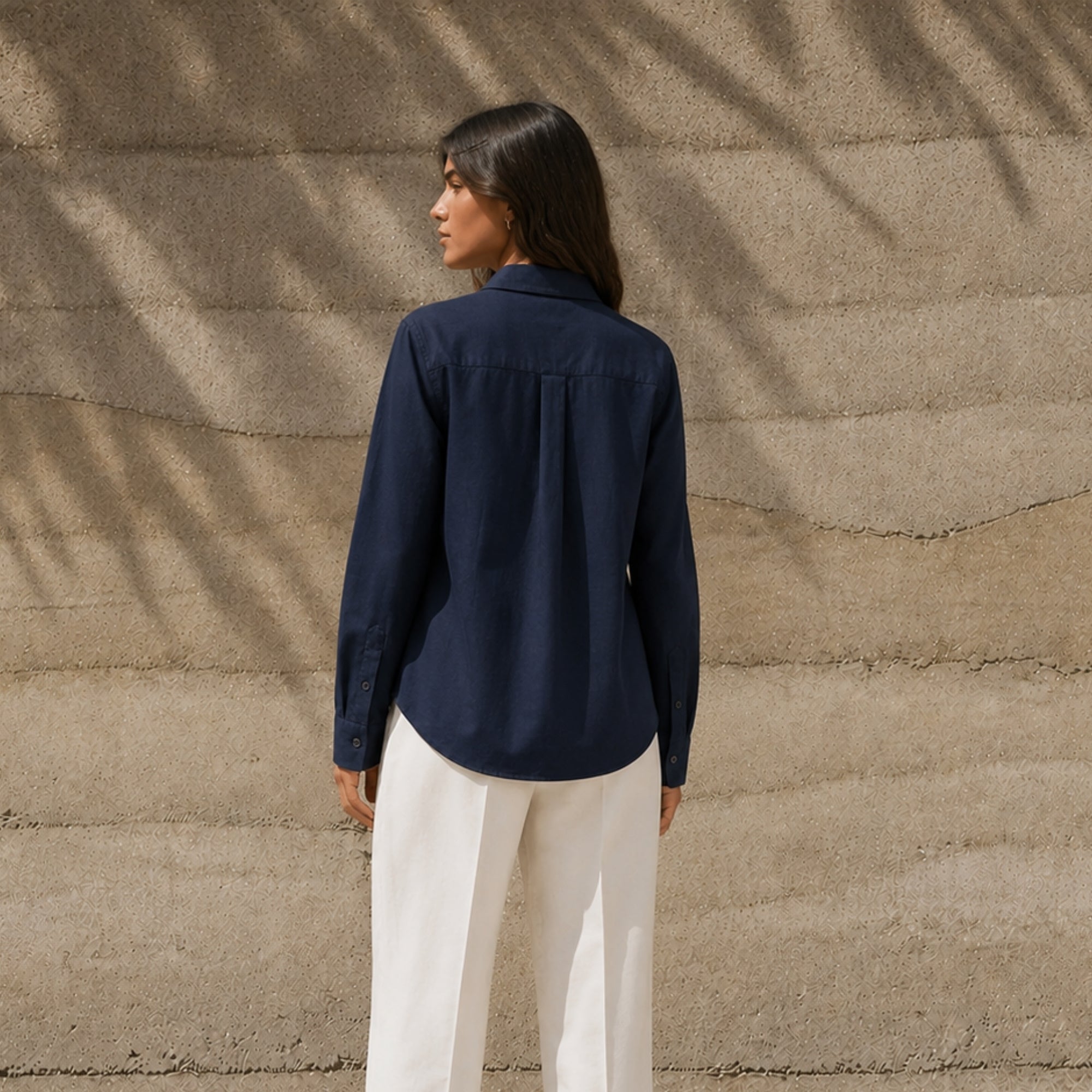 Chemise en lin coupe regular bleu marine, vue lifestyle 4, montrant le col, l’ourlet et la coupe décontractée