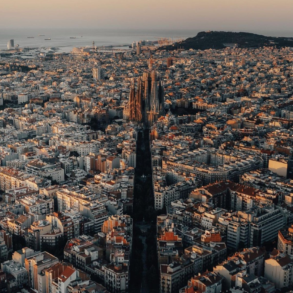 Vista aerea di Barcellona con la Sagrada Família, simbolo della produzione locale di Pamuuc.