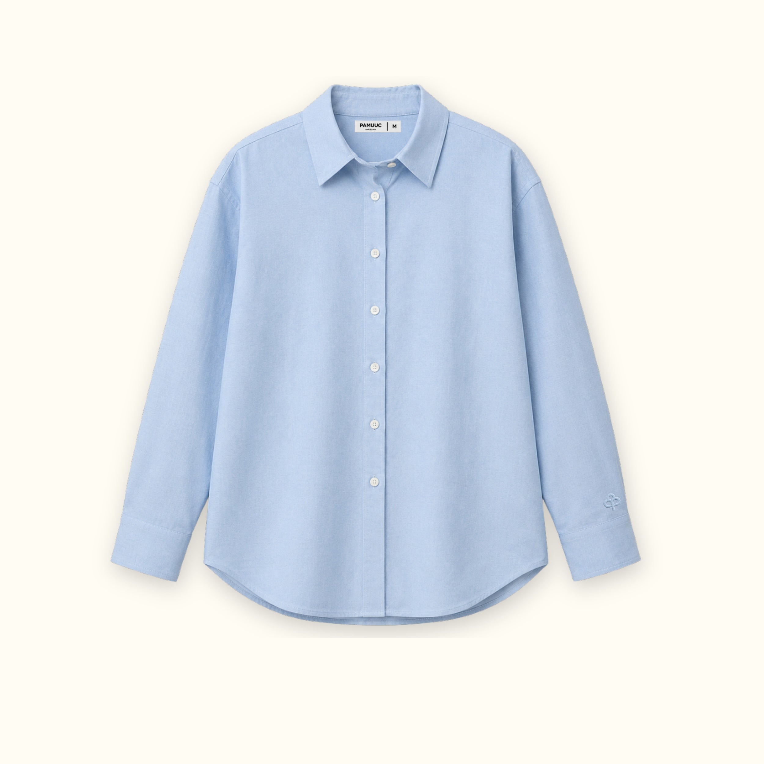 Camisa Oxford medium fit en azul claro, vista frontal, mostrando el cuello, el bajo y la confección relajada