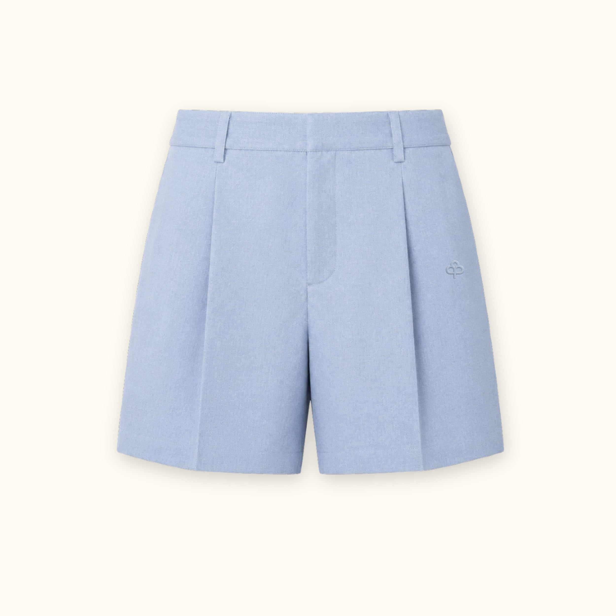 Short en lin ajusté bleu clair, vue de face, montrant la ceinture et la forme de la jambe