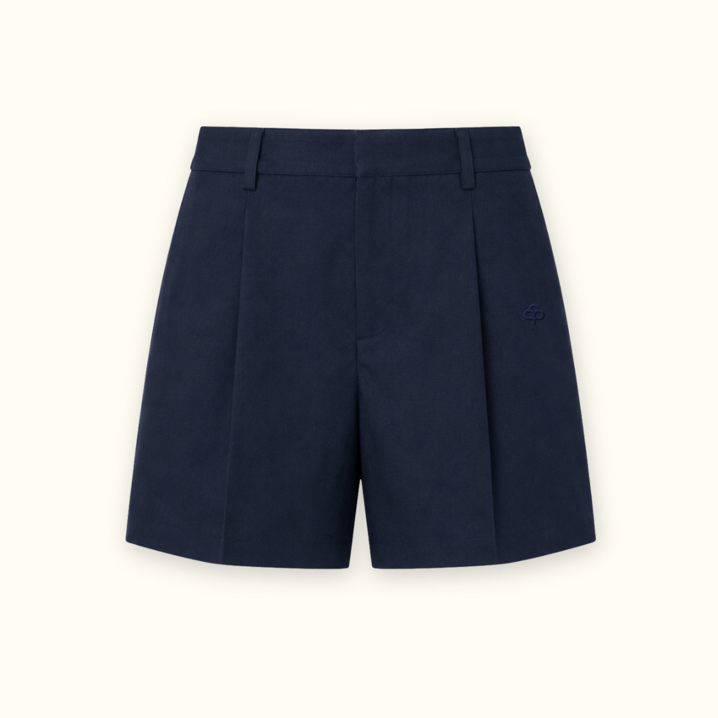 Short en lin ajusté bleu marine, vue de face, montrant la ceinture et la forme de la jambe