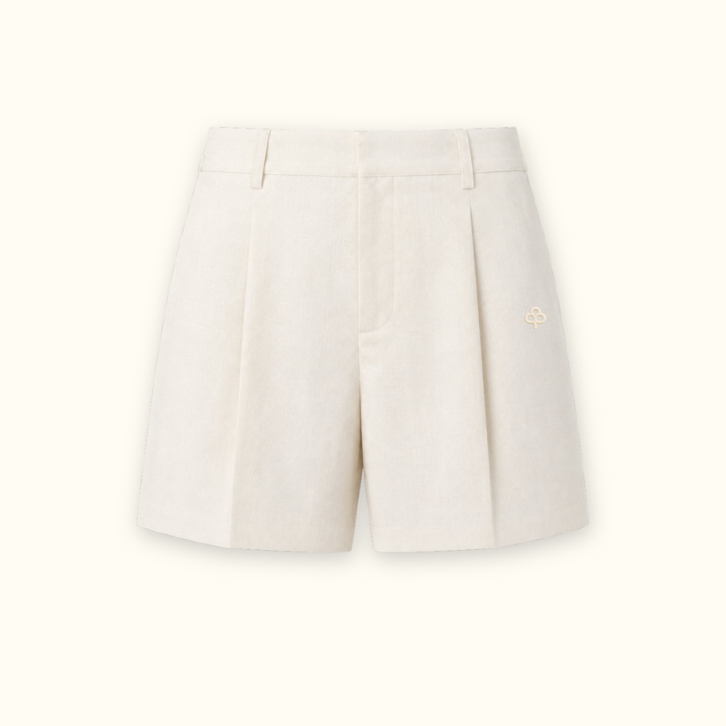 Short en lin ajusté off white, vue de face, montrant la ceinture et la forme de la jambe