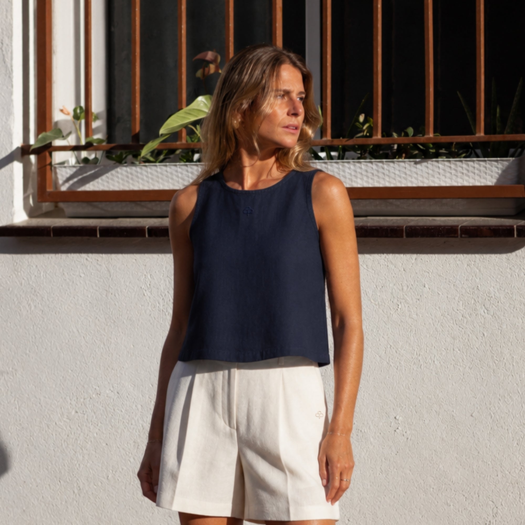 Top en lin sans manches bleu marine, vue lifestyle 1, montrant l’encolure et la coupe sans manches