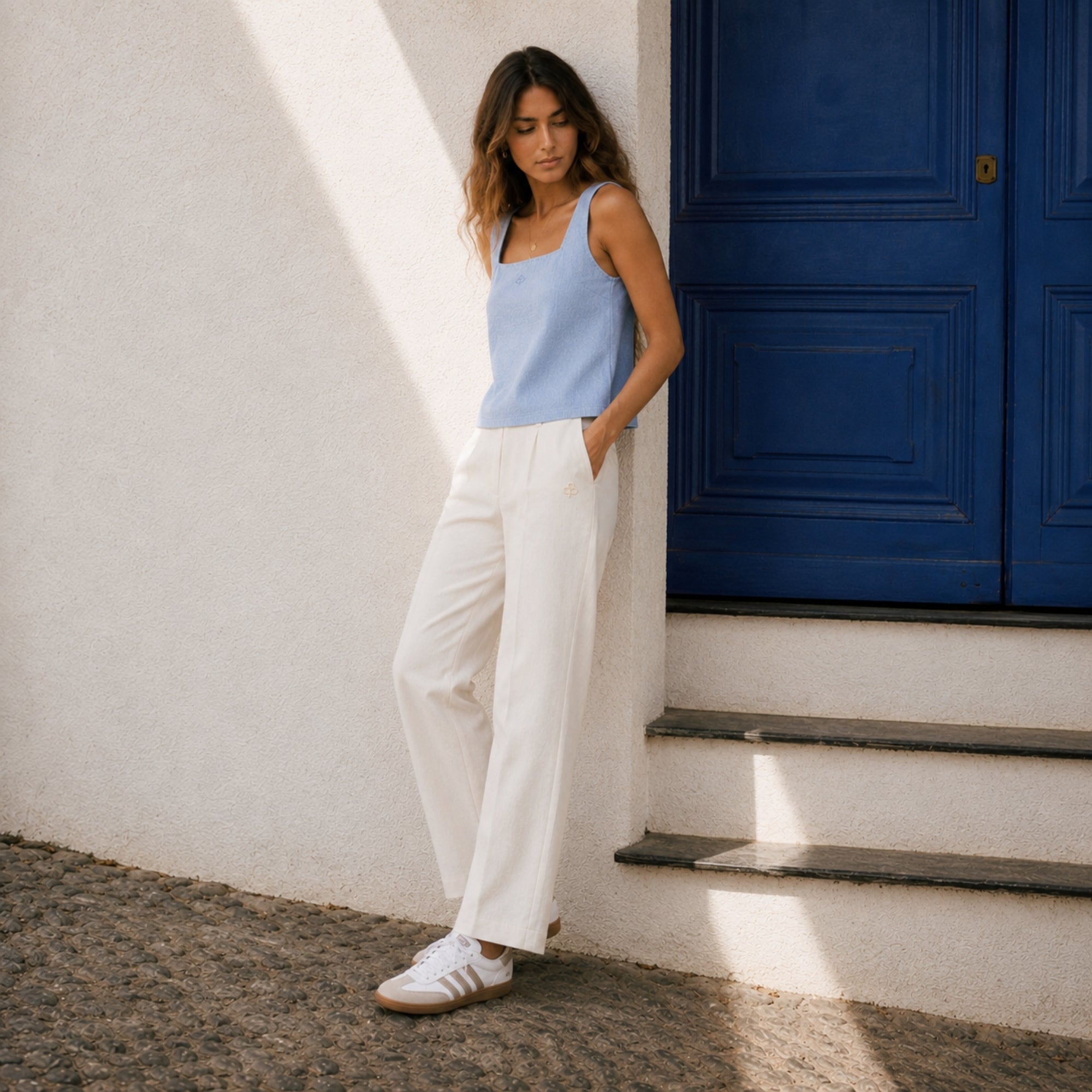 Top en lin à encolure carrée bleu clair, vue lifestyle 2, montrant l’encolure et la coupe sans manches