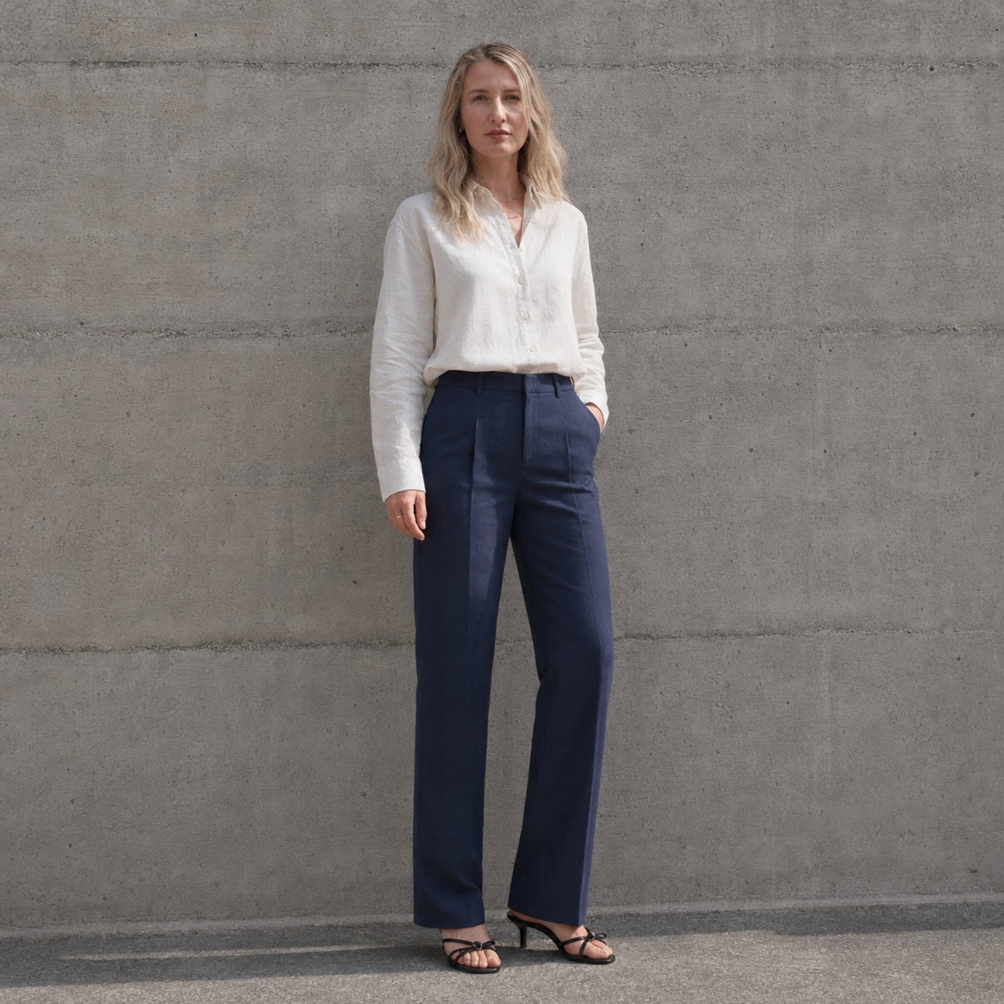 Pantaloni in lino straight leg blu navy, vista lifestyle 2, con pince e linea dellstraight leg