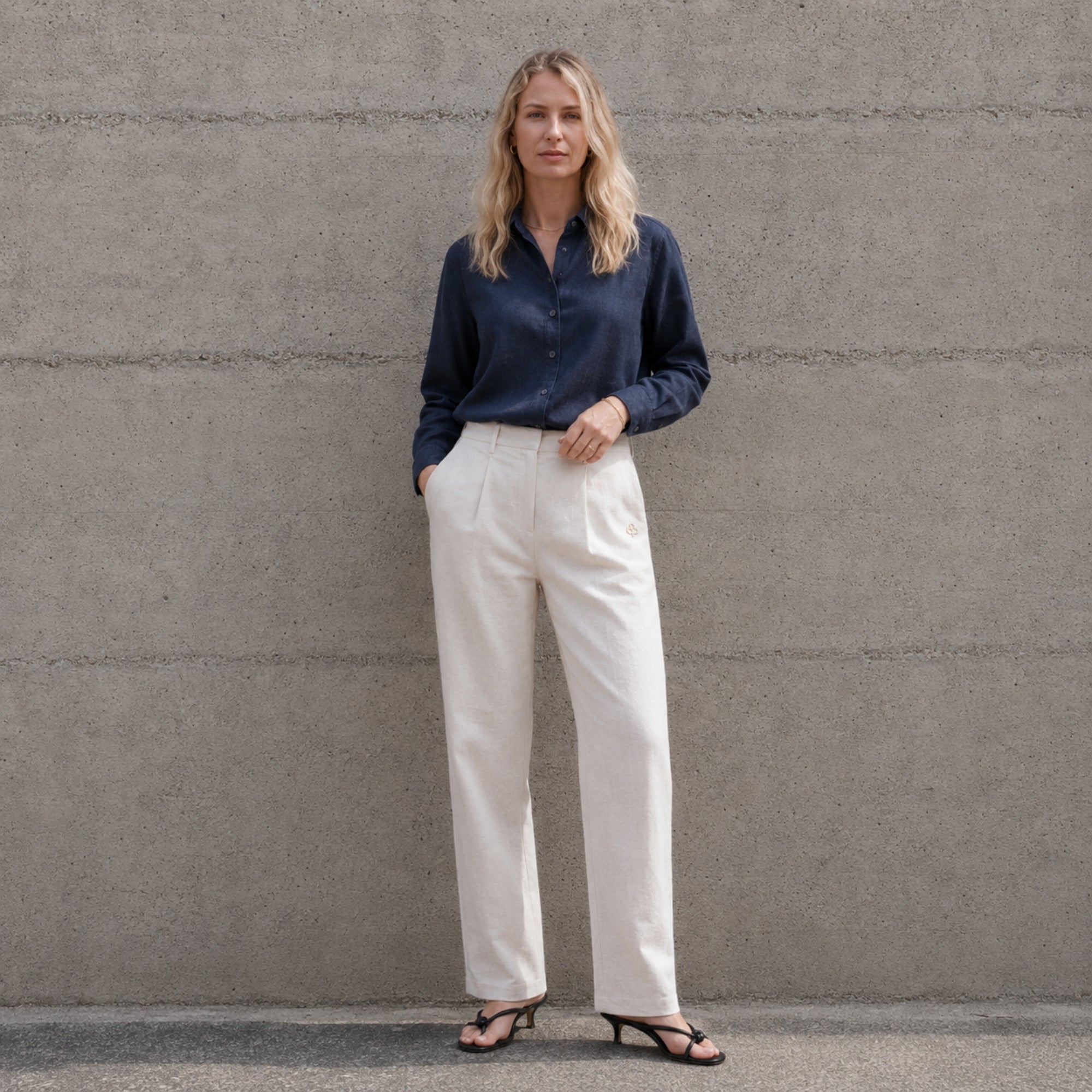Pantaloni in lino straight leg Off White, vista lifestyle 1, con pince e linea dellstraight leg