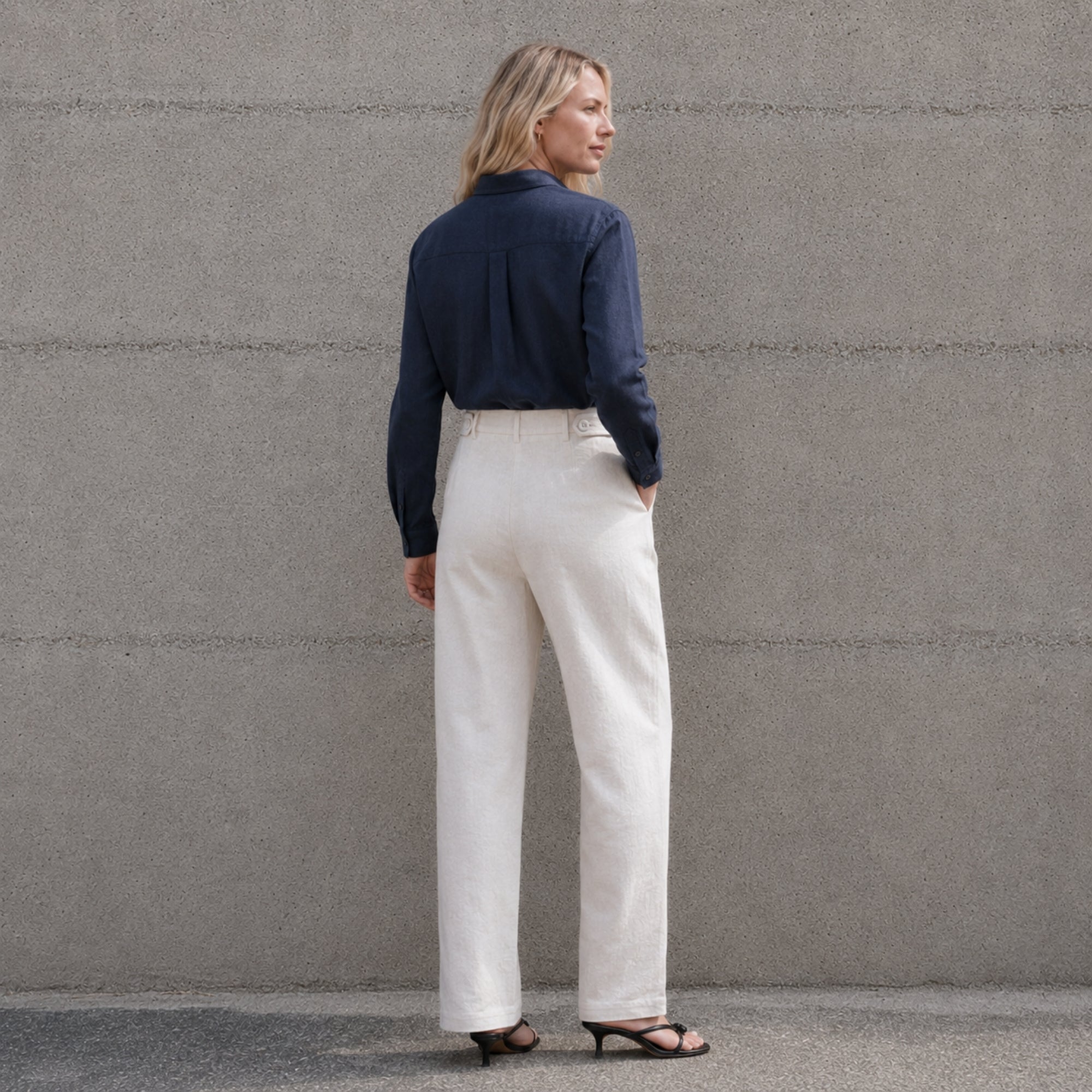 Pantaloni in lino straight leg Off White, vista lifestyle 4, con pince e linea dellstraight leg